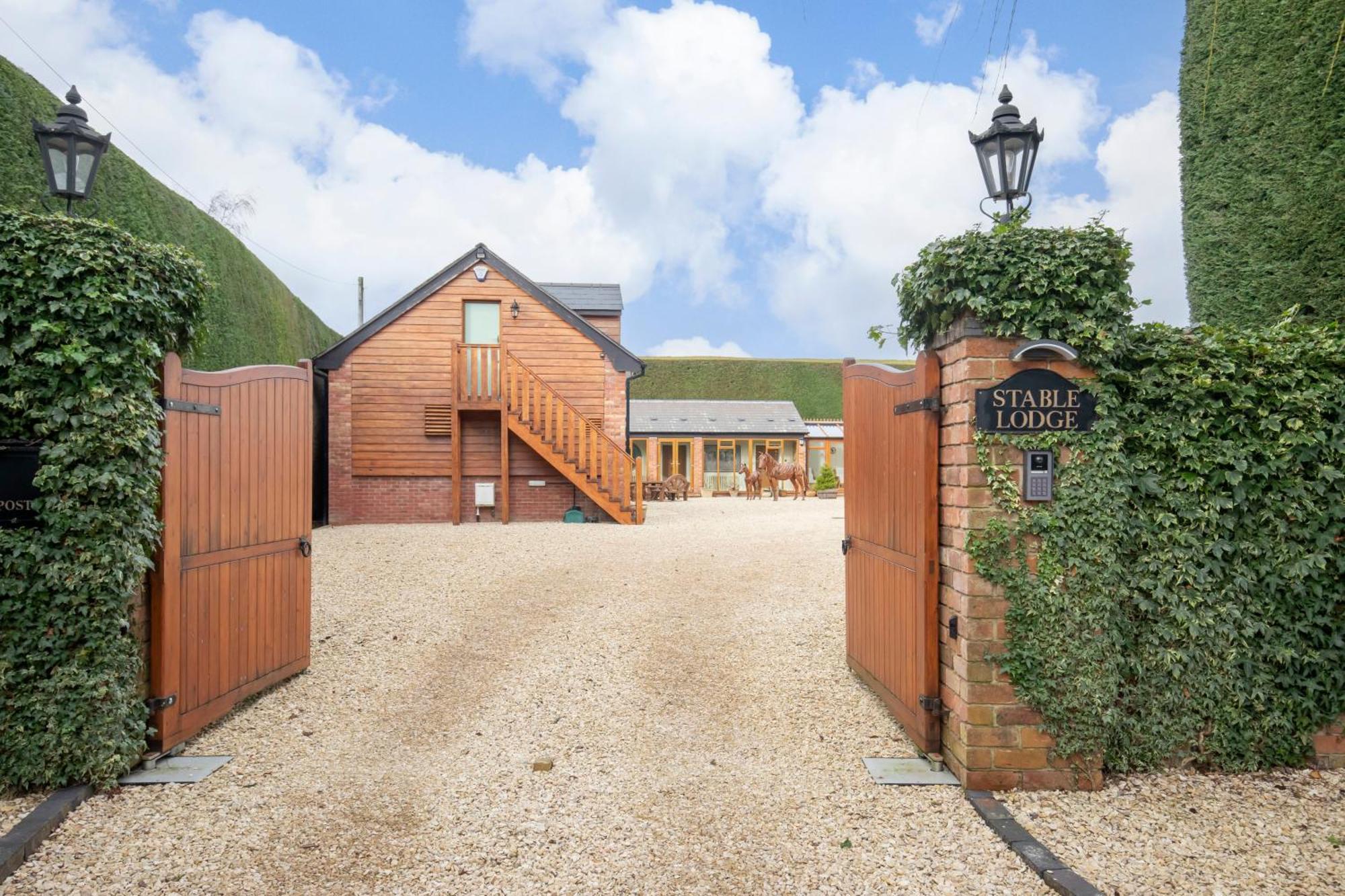 Stable Lodge - Boutique Bed & Breakfast Shurdington Экстерьер фото